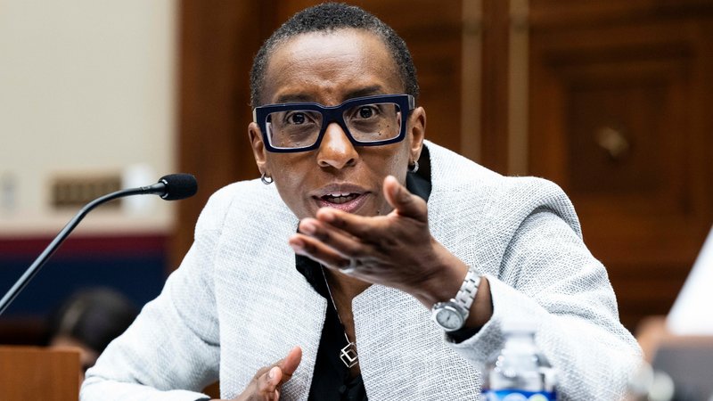Anfang Dezember lud der von Republikanern geführte Bildungsausschuss im US-Kongress dann die Präsidentinnen von Harvard, der University of Pennsylvania und dem Massachusetts-Institut für Technologie (MIT) vor. | Bild: picture alliance / ZUMAPRESS.com | Michael Brochstein Anfang Dezember lud der von Republikanern geführte Bildungsausschuss im US-Kongress dann die Präsidentinnen von Harvard, der University of Pennsylvania und dem Massachusetts-Institut für Technologie (MIT) vor.