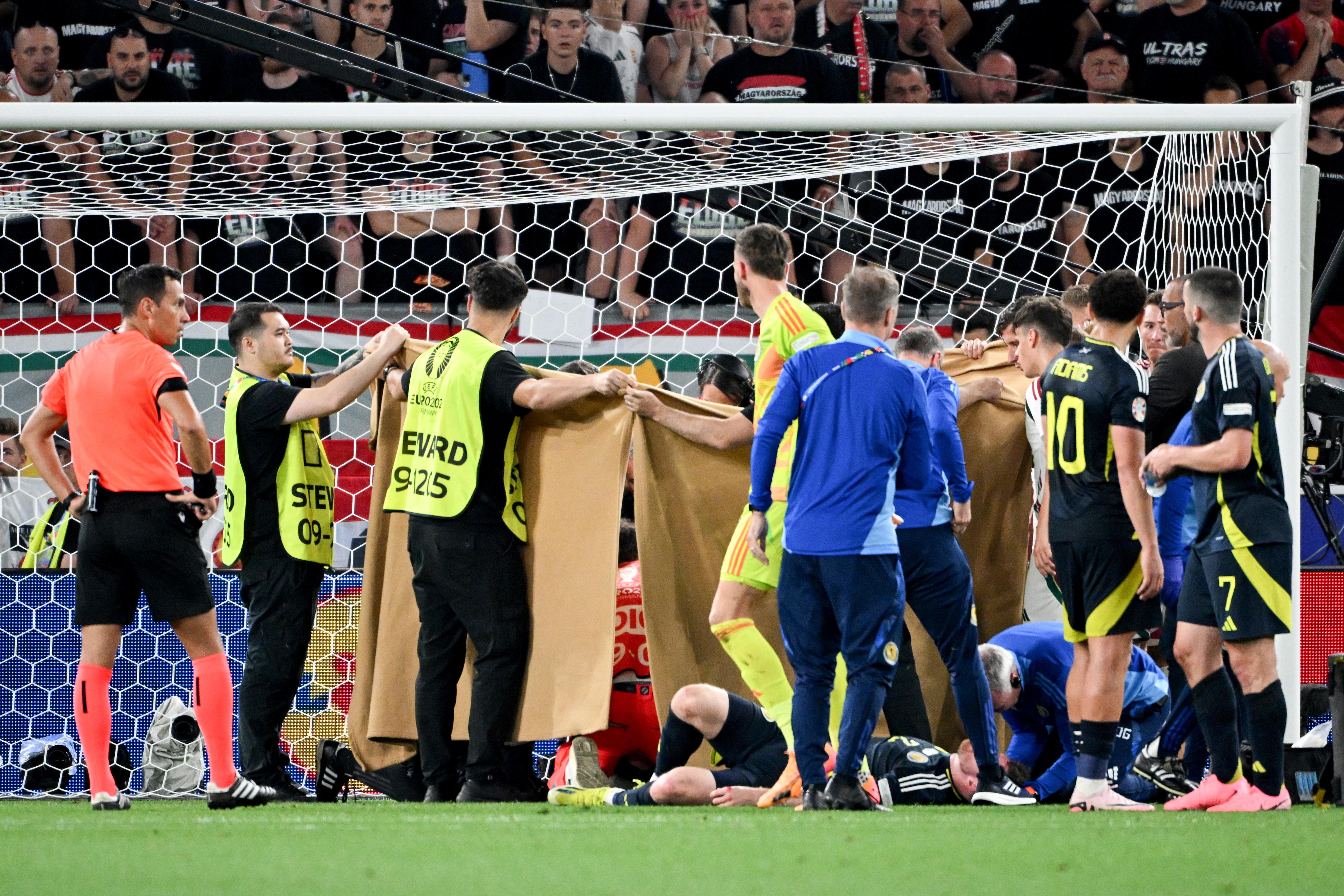 Ungarns Barnabas Varga wird hinter Sichtdecken behandelt.