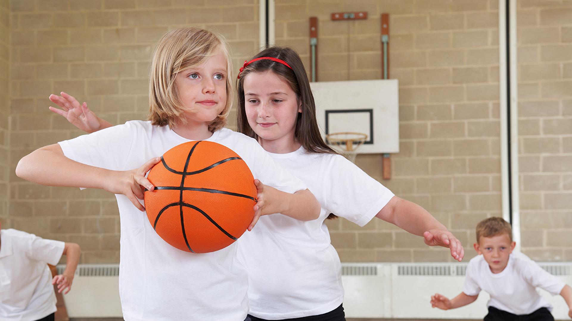 Kinder mit Basketball