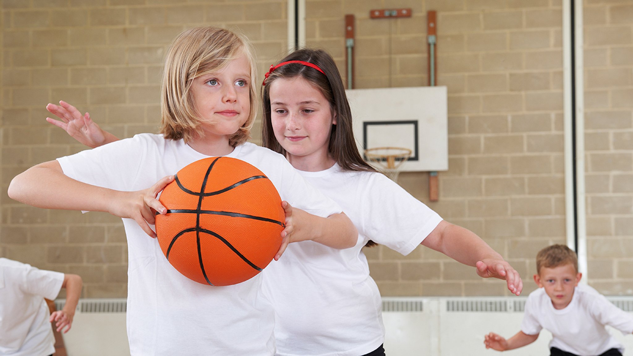 Kinder mit Basketball