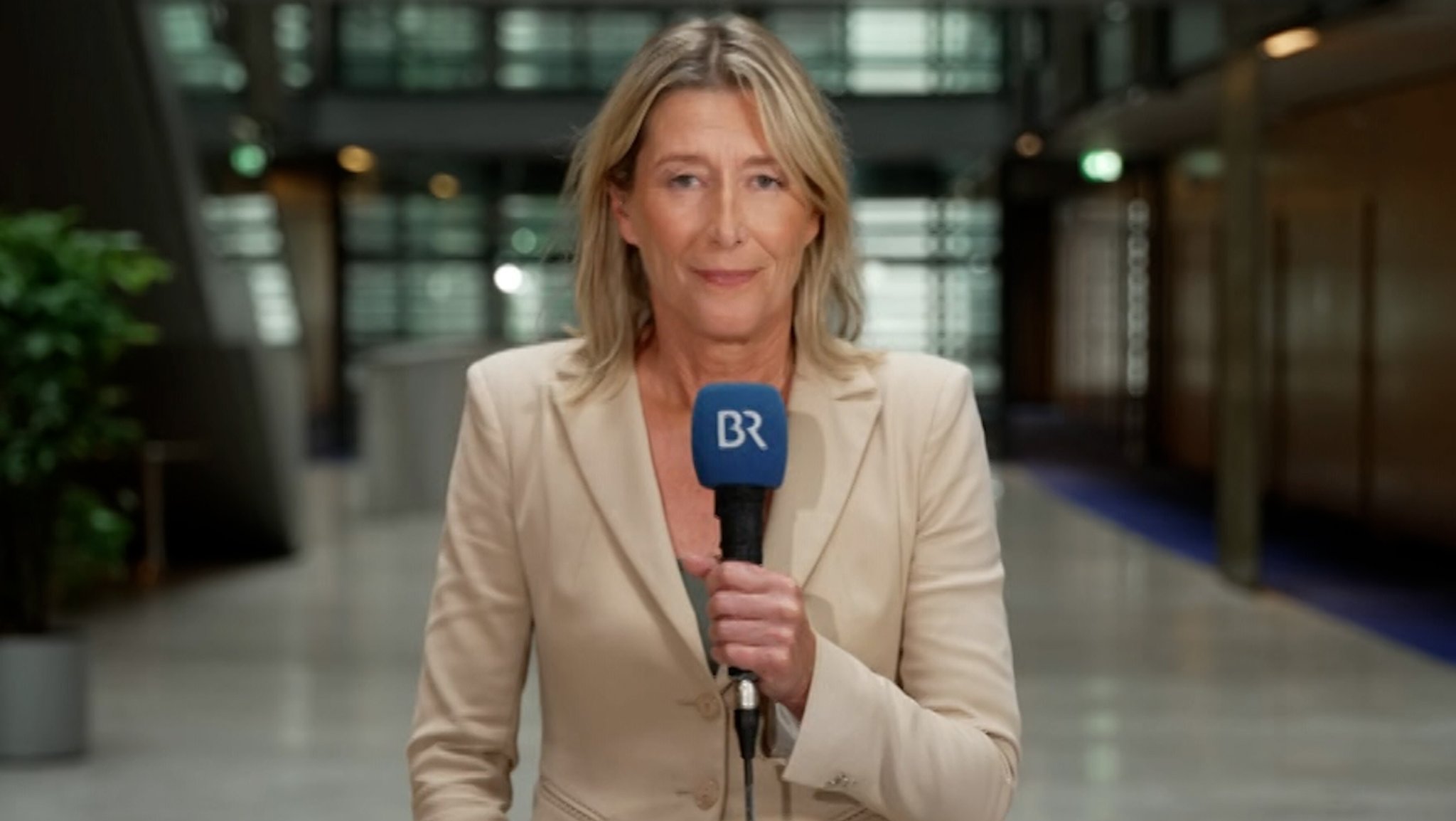 BR-Korrespondentin Stephanie Stauss ist aus Berlin zu BR24-Moderator Stefan Scheider geschaltet. Sie ordnet ein, ob sich Deutschland Ausgaben von 555 Milliarden Euro leisten kann - zumal die Wirtschaft seit längerem schwächelt. | Bild: BR24 BR-Korrespondentin Stephanie Stauss ist aus Berlin zu BR24-Moderator Stefan Scheider geschaltet. Sie ordnet ein, ob sich Deutschland Ausgaben von 555 Milliarden Euro leisten kann - zumal die Wirtschaft seit längerem schwächelt.