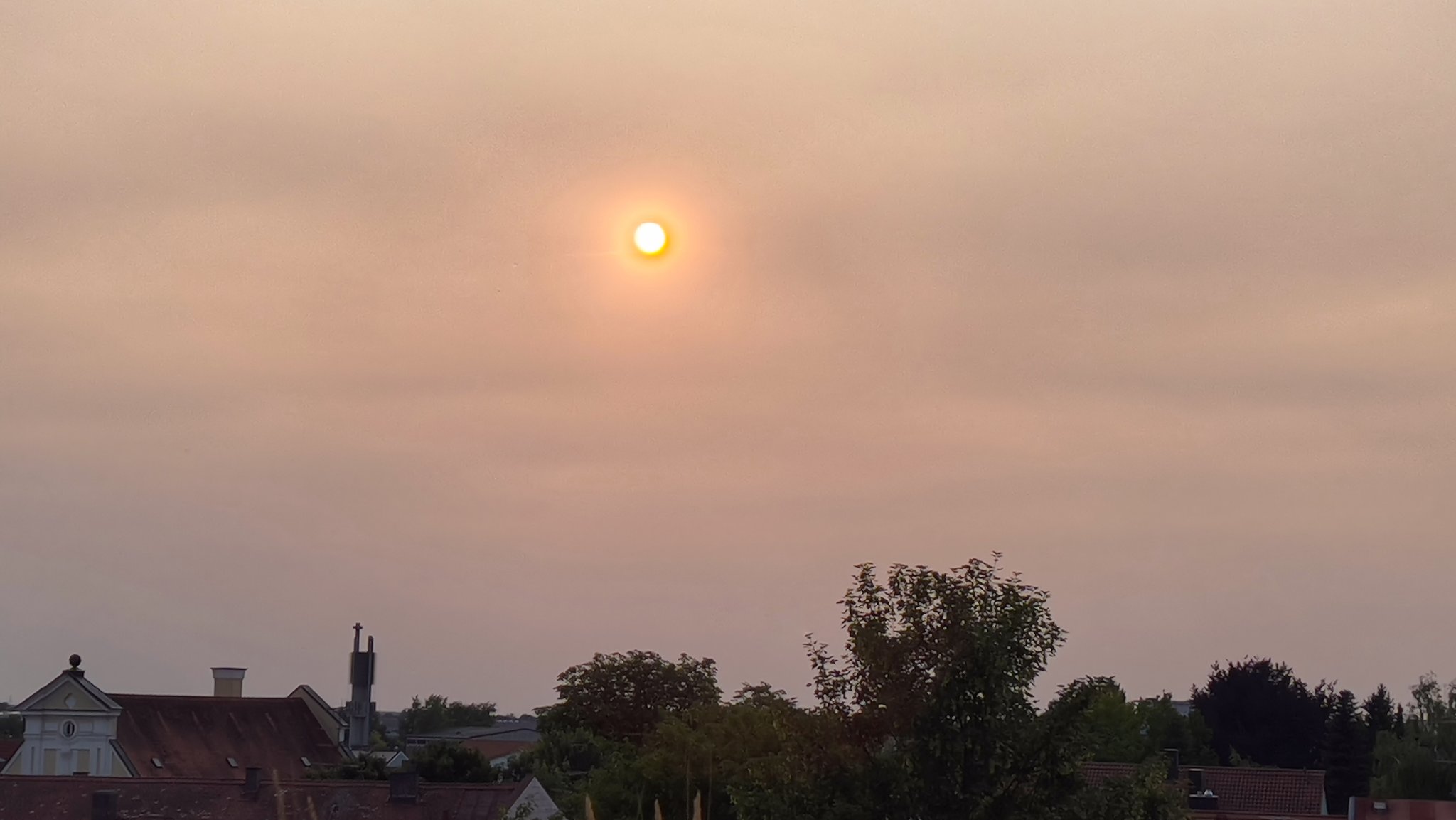 Die starke Trübung des Himmels durch die kanadische Waldbrandasche vom oberbayerischen Erding aus gesehen.  