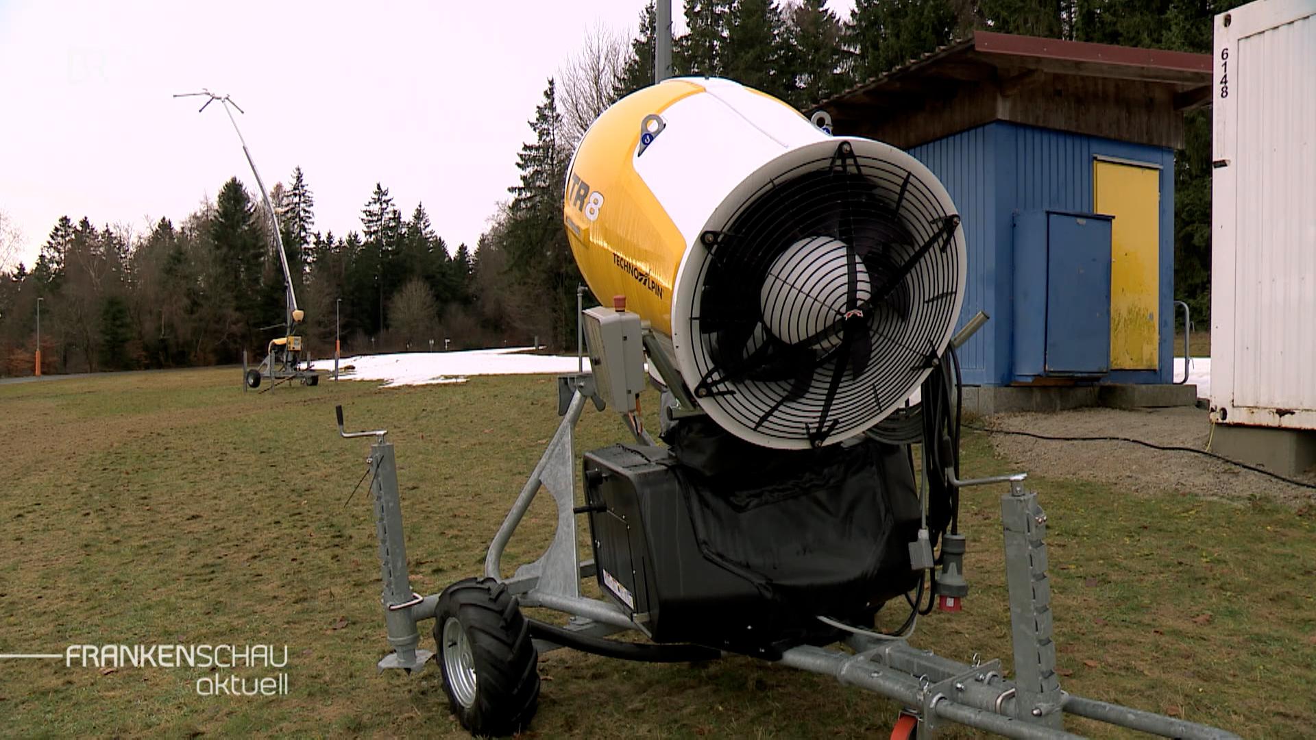 Schneekanone im Einsatz.