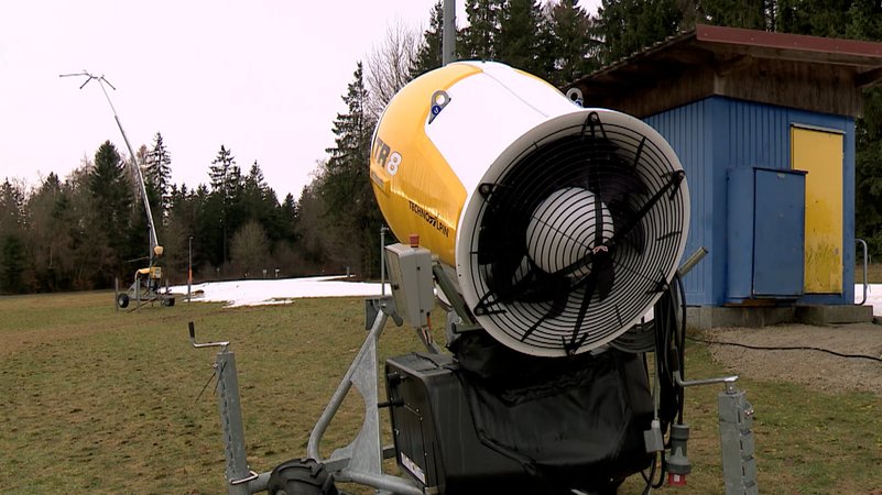 Schneekanone im Einsatz. | Bild: BR Schneekanone im Einsatz.
