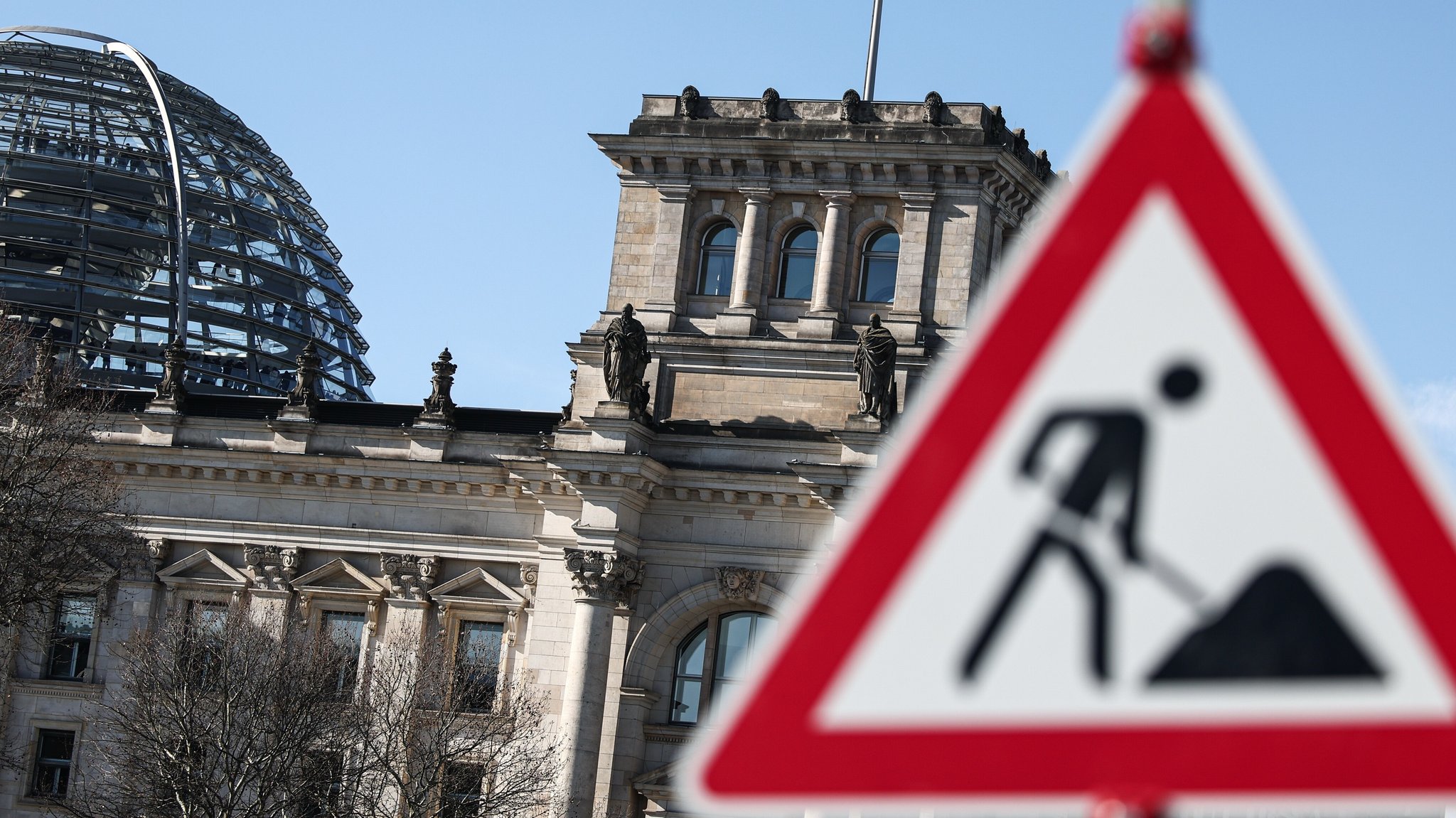 Symbolbild: Baustellenschild vor dem Reichstag, Sitz des Deutschen Bundestags