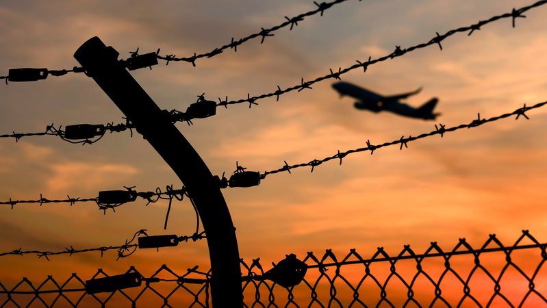 EU veröffentlicht Liste mit sieben sicheren Herkunftsländern | Bild: picture alliance / Panama Pictures | Christoph Hardt EU veröffentlicht Liste mit sieben sicheren Herkunftsländern