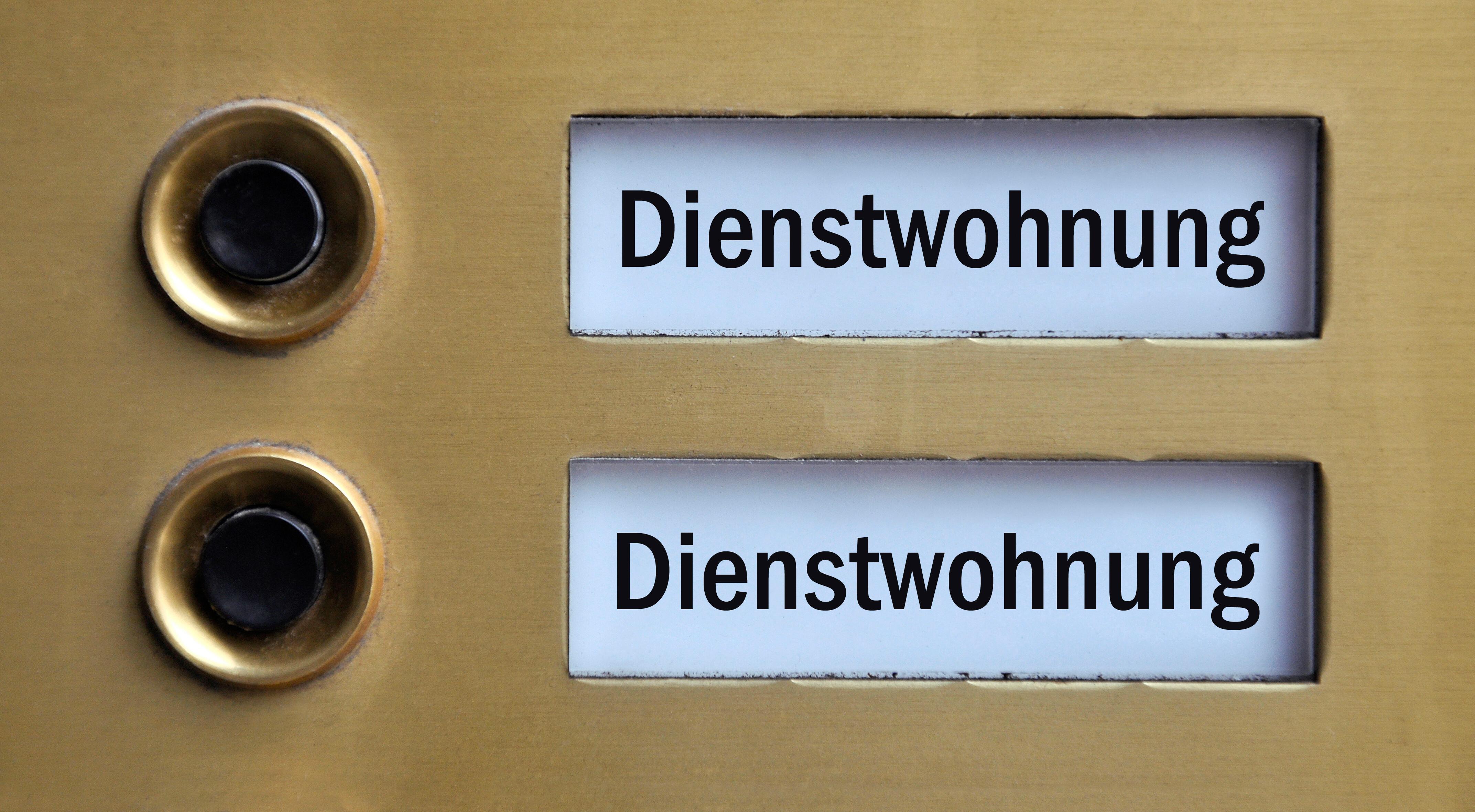 (Symbolbild) "Dienstwohnung" steht auf jeweils zwei Klingelschildern