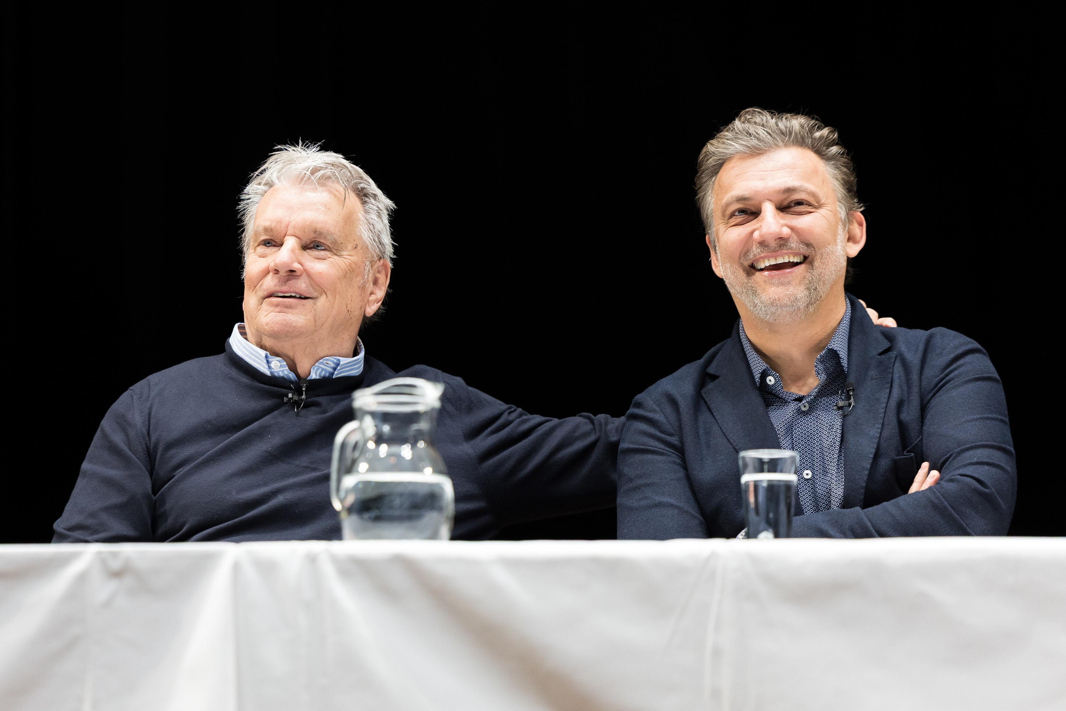 Die beiden Persönlichkeiten bei einer Pressekonferenz am 18. April 2025