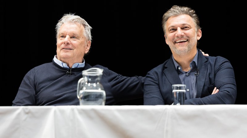 Die beiden Persönlichkeiten bei einer Pressekonferenz am 18. April 2025 | Bild: Johann Groder/Picture Alliance Die beiden Persönlichkeiten bei einer Pressekonferenz am 18. April 2025
