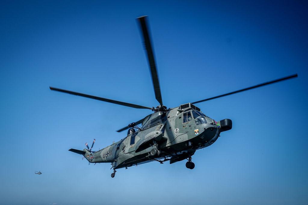 ARCHIV - 05.06.2023, Mecklenburg-Vorpommern, Rostock: Der Sea King Mk41 Helikopter mit dem Bundeskanzler landet auf der Fregatte "Mecklenburg-Vorpommern". (zu dpa "Deutschland liefert der Ukraine erstmals Militärhubschrauber") Foto: Kay Nietfeld/dpa +++ dpa-Bildfunk +++