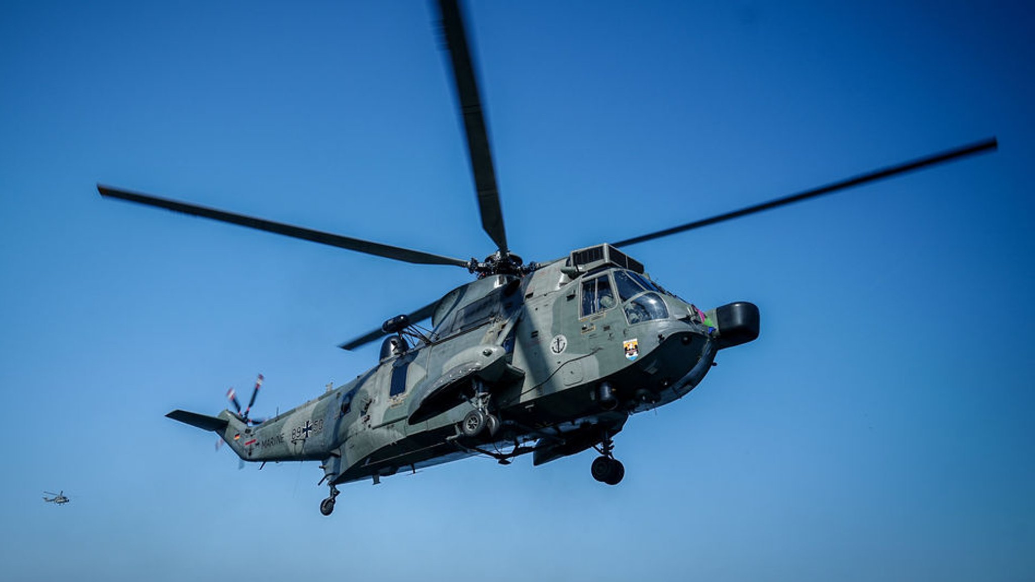 ARCHIV - 05.06.2023, Mecklenburg-Vorpommern, Rostock: Der Sea King Mk41 Helikopter mit dem Bundeskanzler landet auf der Fregatte "Mecklenburg-Vorpommern". (zu dpa "Deutschland liefert der Ukraine erstmals Militärhubschrauber") Foto: Kay Nietfeld/dpa +++ dpa-Bildfunk +++