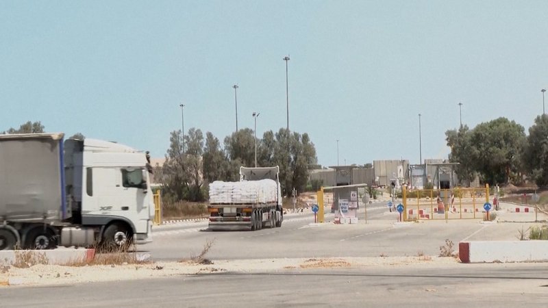 Blick auf Lastwagen und Absperrungen. | Bild: BR Blick auf Lastwagen und Absperrungen.