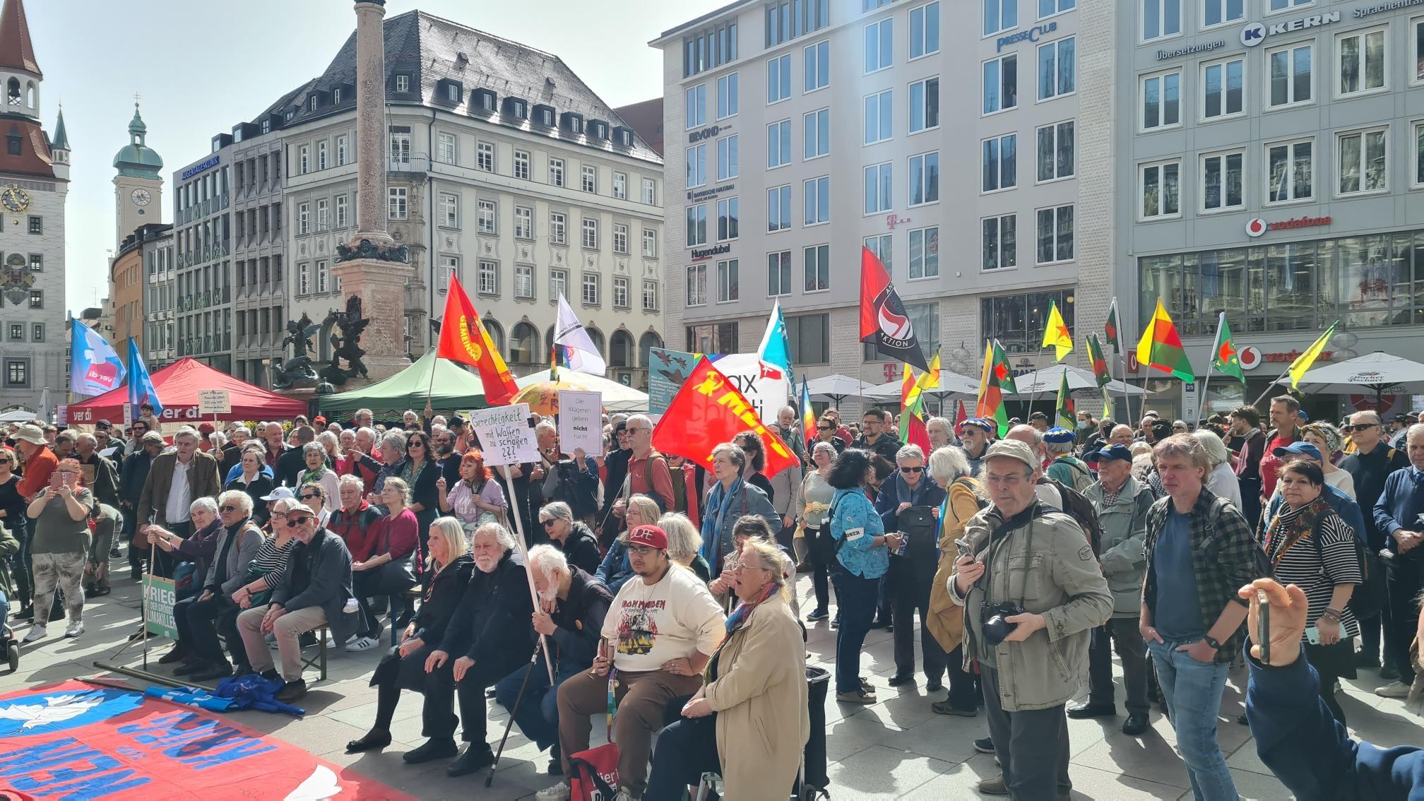 Menschen bei der Osterdemo auf dem Münchner Marienplatz