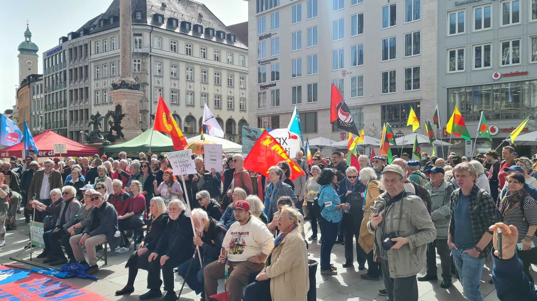 Menschen bei der Osterdemo auf dem Münchner Marienplatz