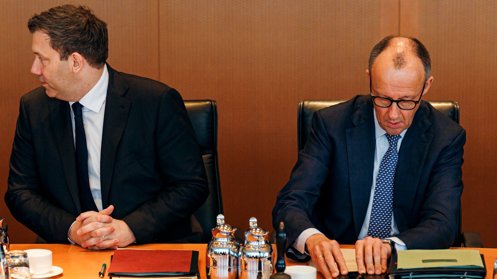 Friedrich Merz (CDU), Bundeskanzler, und Lars Klingbeil, Bundesminister der Finanzen, bei der Kabinettssitzung im Bundeskanzleramt.