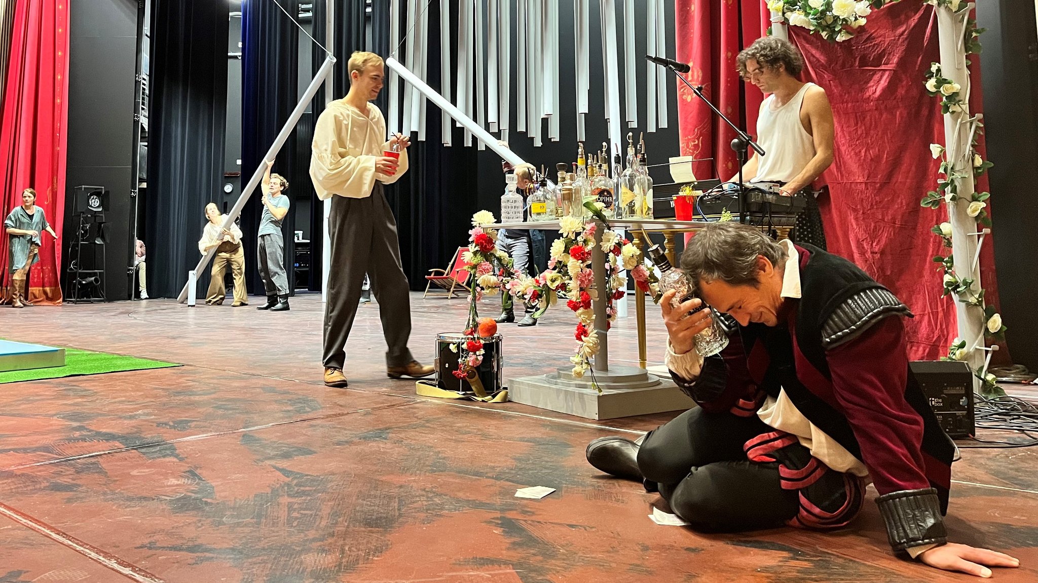 Schauspieler des Landestheaters Coburg probt das Stück "Was ihr wollt" von William Shakespeare auf der Bühne im neuen Globe Coburg.