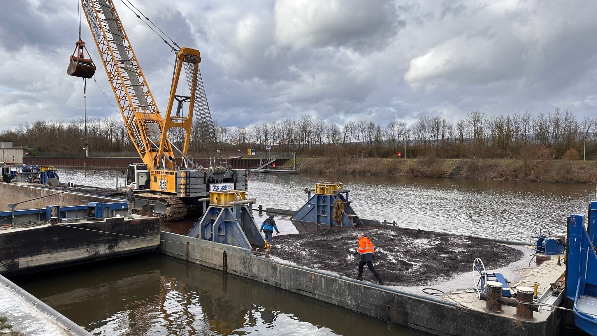 Die Ladung des gesunkenen Güterschiffs im Landkreis Regensburg wird nun von Baggern vom Schiff gehoben.