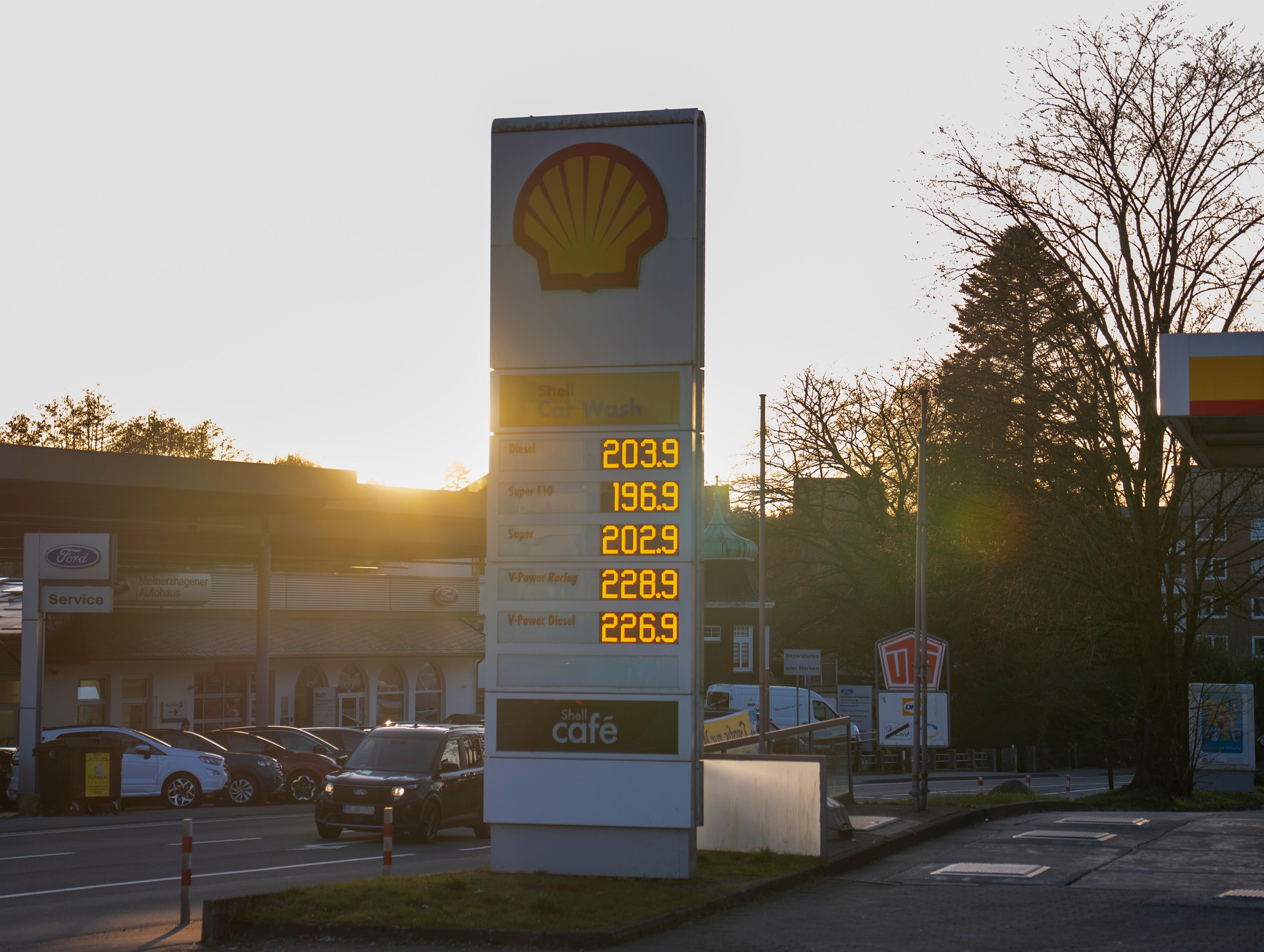 Der bange Blick auf die Preistafel: Wie hoch steigen die Benzinpreise noch?