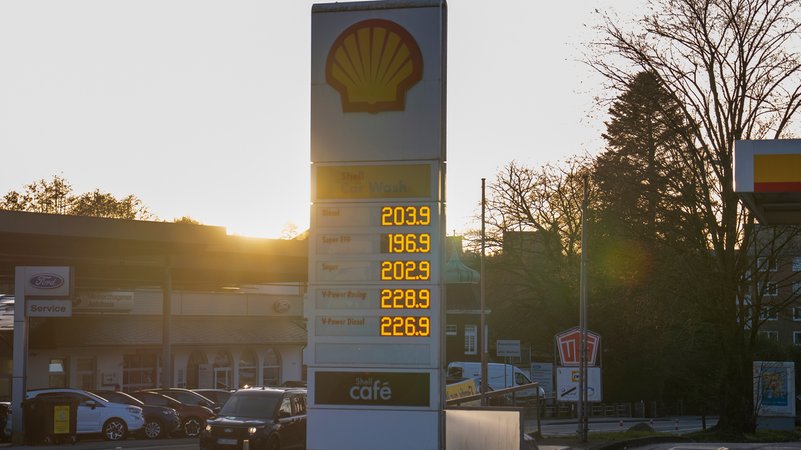 Der bange Blick auf die Preistafel: Wie hoch steigen die Benzinpreise noch? | Bild: picture alliance / HMB Media | Marco Bader Der bange Blick auf die Preistafel: Wie hoch steigen die Benzinpreise noch?