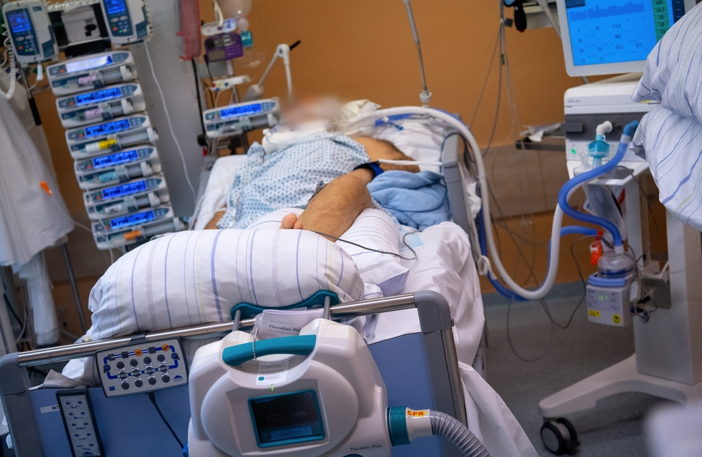 Ein Covid-19 Patient liegt auf einer Intensivstation (Symbolbild)
