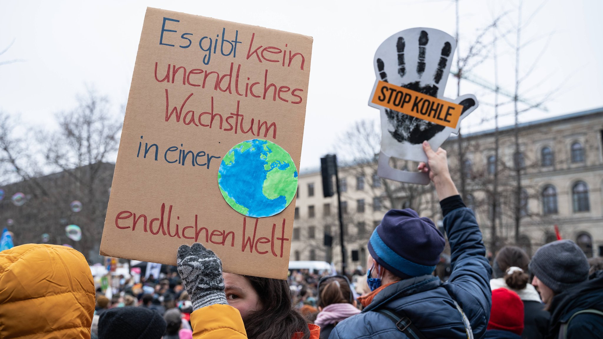 Menschen sind auf einer Demo zum globalen Klimastreik