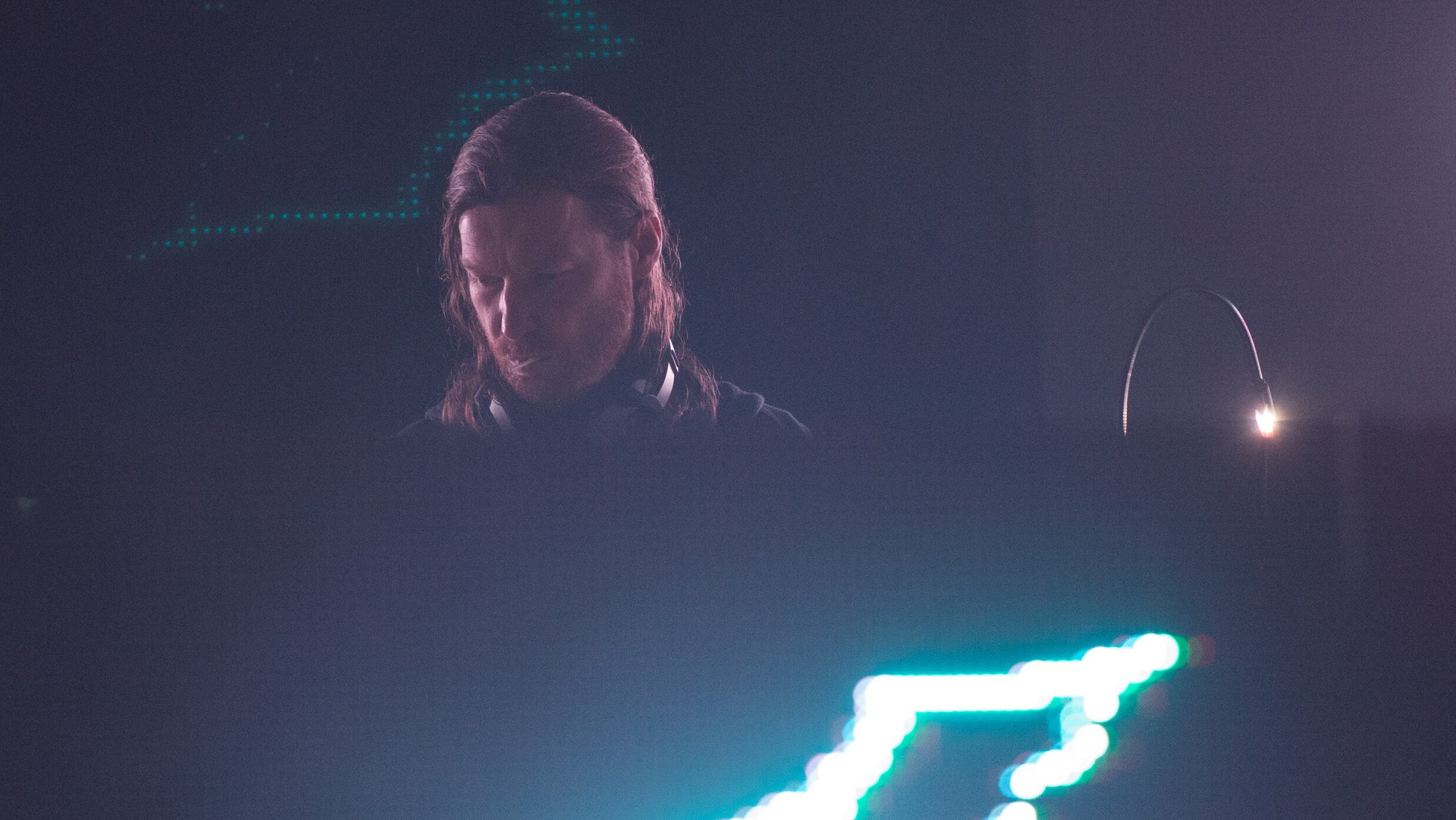 Der Produzent und Musiker Aphex Twin 2017 bei einem Konzert | Bild: picture alliance / Photoshot | - Der Produzent und Musiker Aphex Twin 2017 bei einem Konzert