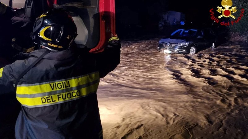 Nach Starkregen mit Überschwemmungen werden in der italienischen Region Toskana zwei deutsche Touristen vermisst. | Bild: Bildrechte: Vigili del Fuoco/Handout via Reuters Nach Starkregen mit Überschwemmungen werden in der italienischen Region Toskana zwei deutsche Touristen vermisst.