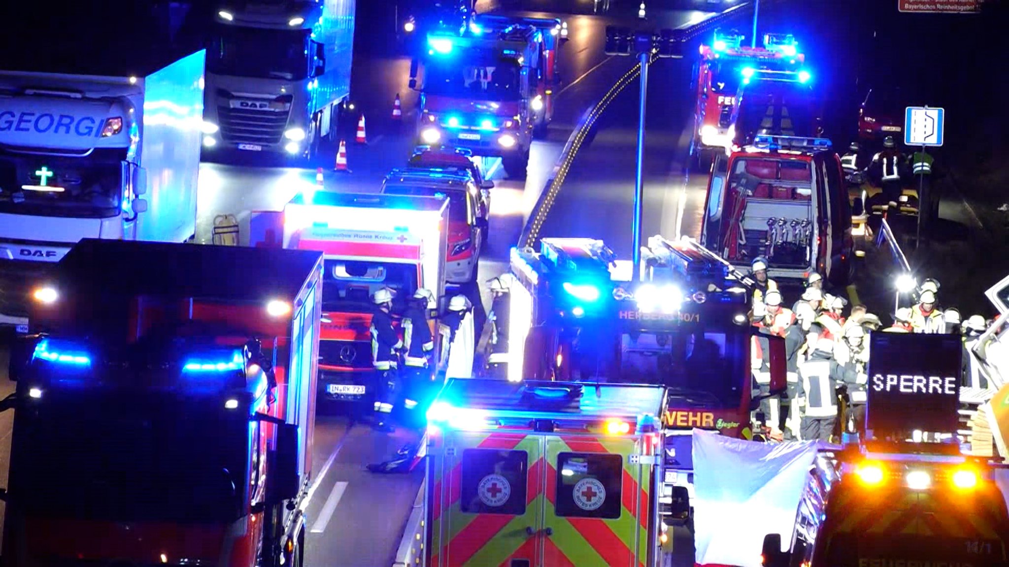 Lastwagen mit Fleisch umgekippt: Vollsperrung auf der A9