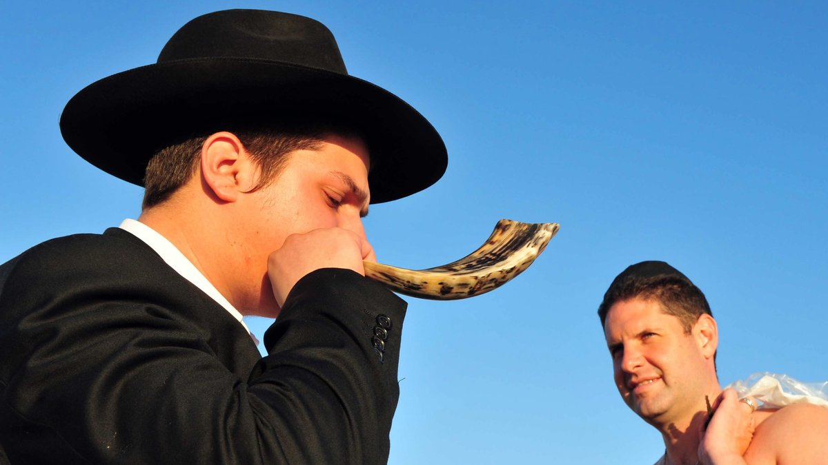 Ein jüdischer Bub bläst das Widderhorn zum Neujahrsfest in Israel.