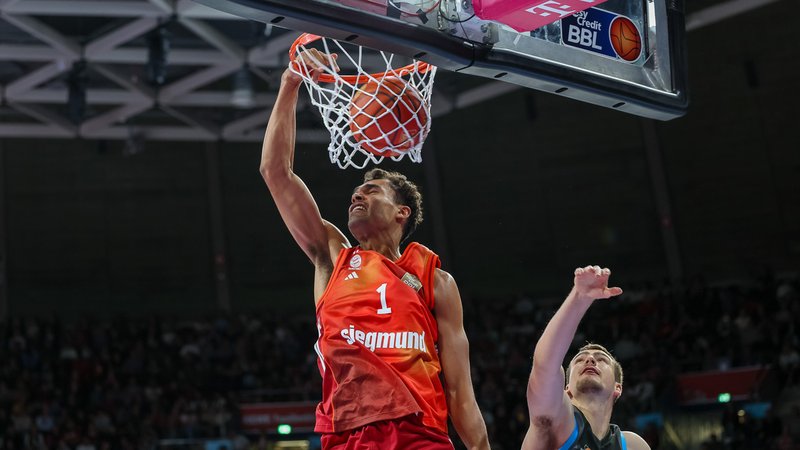 Spielszene FC Bayern Basketball - Jena | Bild: picture-alliance/dpa Spielszene FC Bayern Basketball - Jena