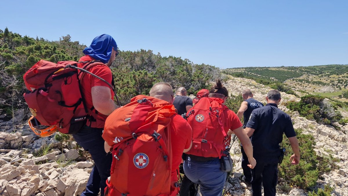Kroatische Rettungskräfte auf dem Weg zur Steilküste