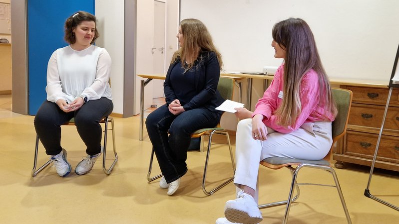 Akademieleiterin Ingrid Zink-Schieb und Hoteldirektorin Liane Hamann lauschen beim Tag der offenen Tür gebannt der Absolventin der einsmehr Akademie Malina Fischer. | Bild: BR/Til Antonie Wiesbeck Akademieleiterin Ingrid Zink-Schieb und Hoteldirektorin Liane Hamann lauschen beim Tag der offenen Tür gebannt der Absolventin der einsmehr Akademie Malina Fischer.