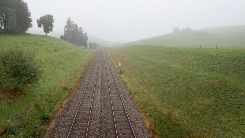 Eine noch nicht elektrifizierte Zugstrecke im Allgäu