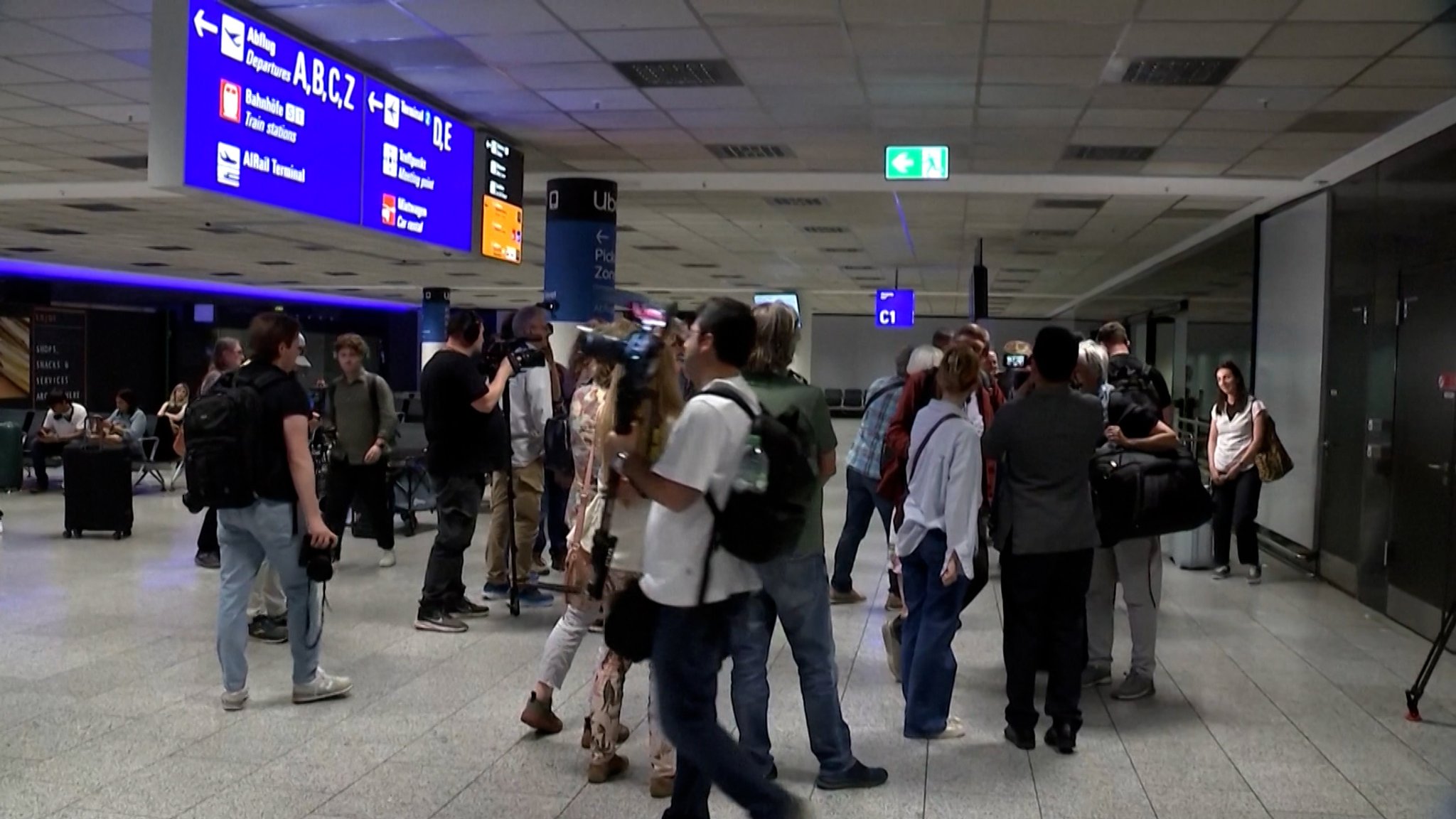 Menschen an einem Flughafen.