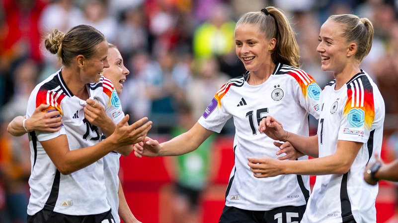 Jubel bei den DFB-Frauen | Bild: picture-alliance / dpa Jubel bei den DFB-Frauen