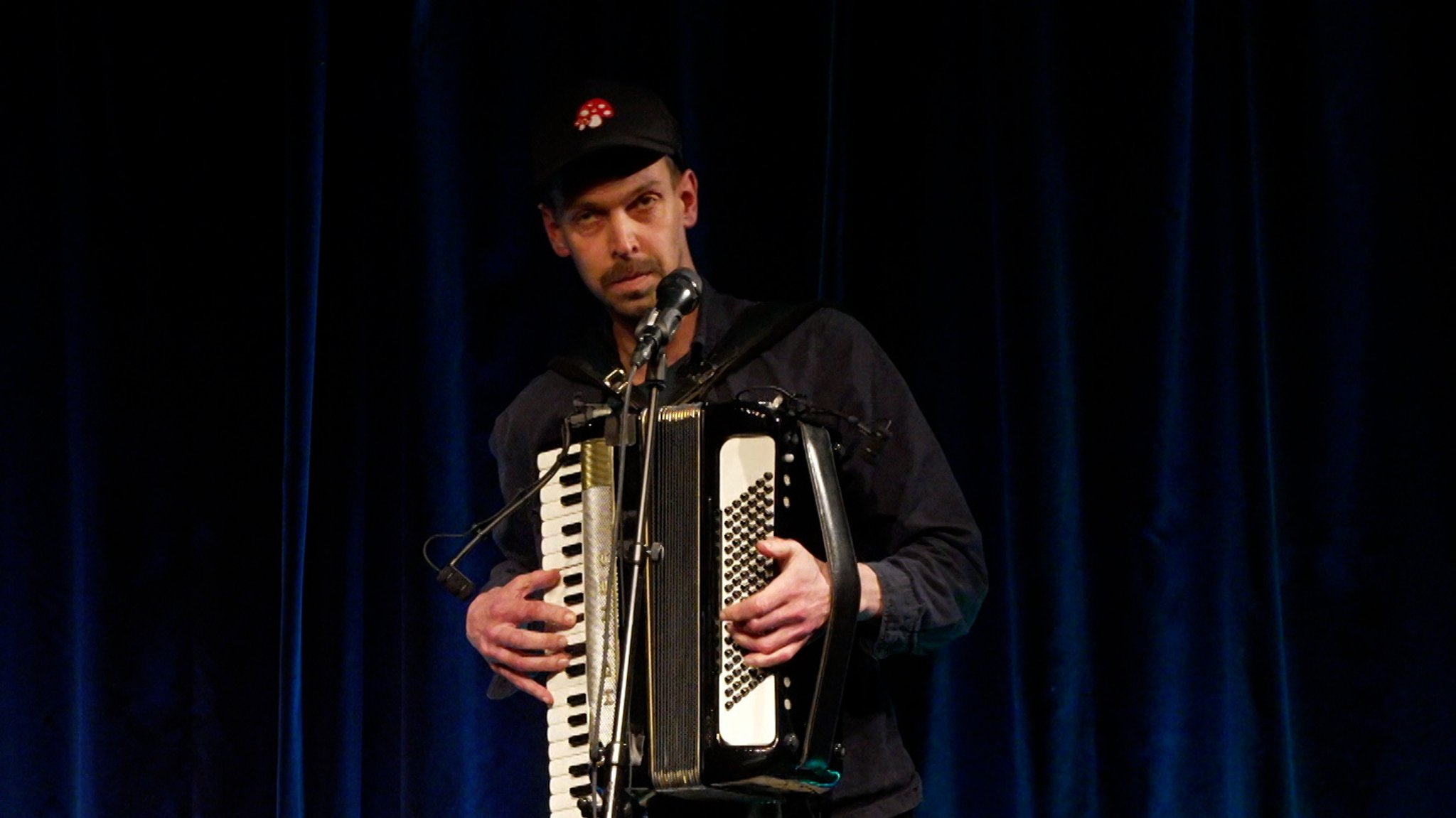 Der Musiker Maxi Pongratz, hier im Dezember 2025 auf der Bühne des Passauer Scharfrichterhauses