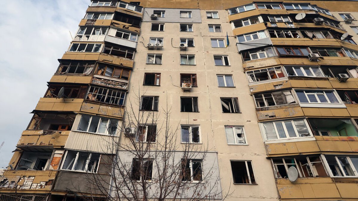 Ein durch einen russischen Drohnenangriff beschädigtes Wohnhochhaus in Charkiw