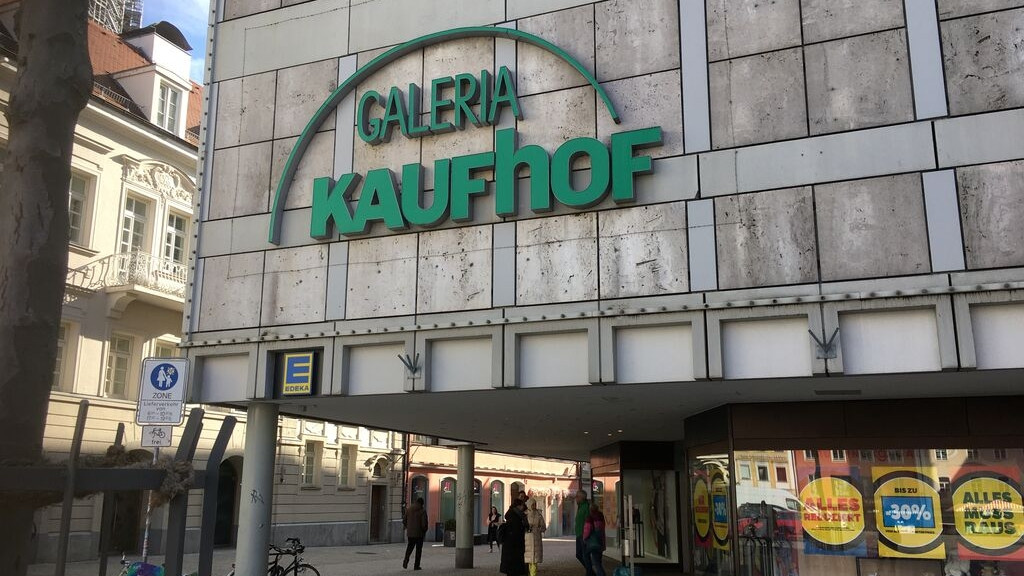 Der Ausverkauf bei Galeria Karstadt Kaufhof in Regensburg läuft, Menschen warten vor Filiale.
