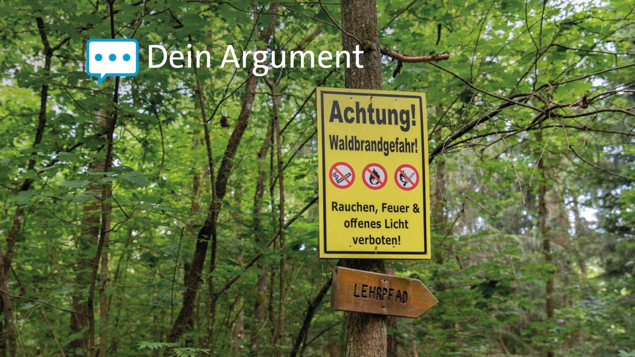 Ein Warnschild vor Waldbrand an einem Baum