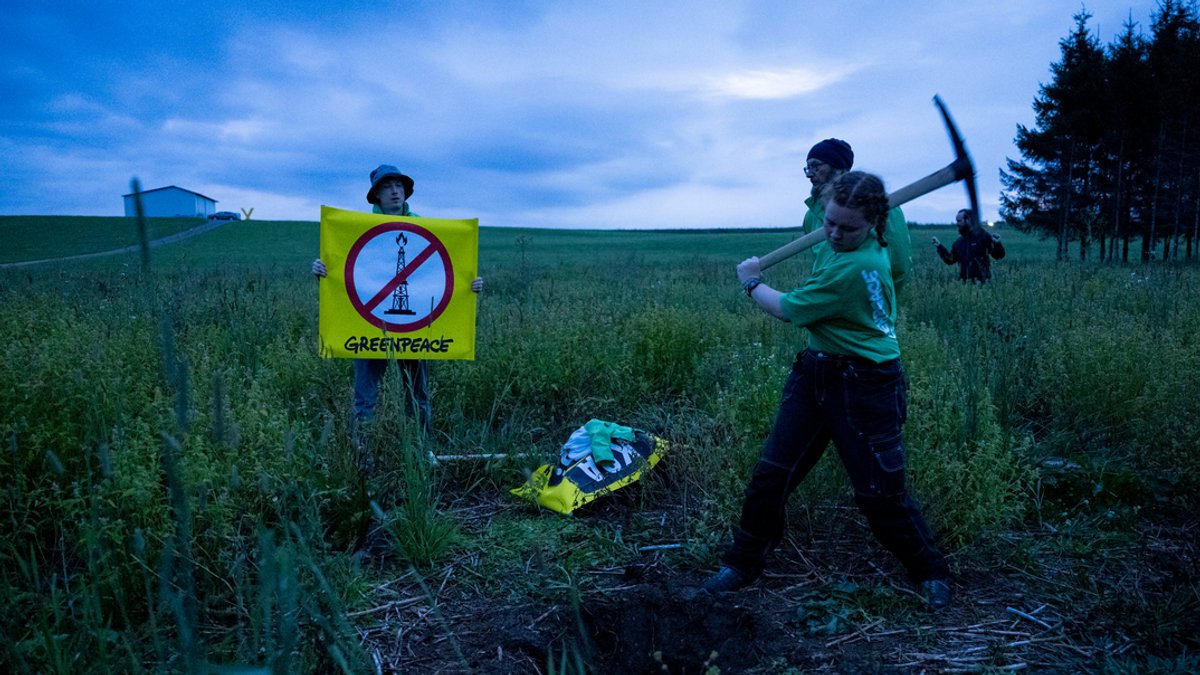 Greenpeace-Aktivisten pflanzen zum Protest gegen Gasbohrungen Bäume auf dem geplanten Bohrfeld unweit des Ammersees.