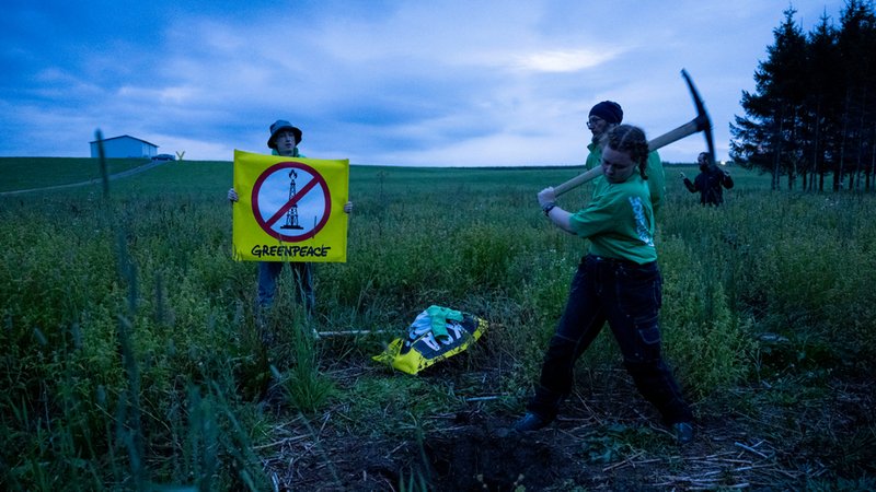 Greenpeace-Aktivisten pflanzen zum Protest gegen Gasbohrungen Bäume auf dem geplanten Bohrfeld unweit des Ammersees. | Bild: Lennart Preiss/dpa Greenpeace-Aktivisten pflanzen zum Protest gegen Gasbohrungen Bäume auf dem geplanten Bohrfeld unweit des Ammersees.