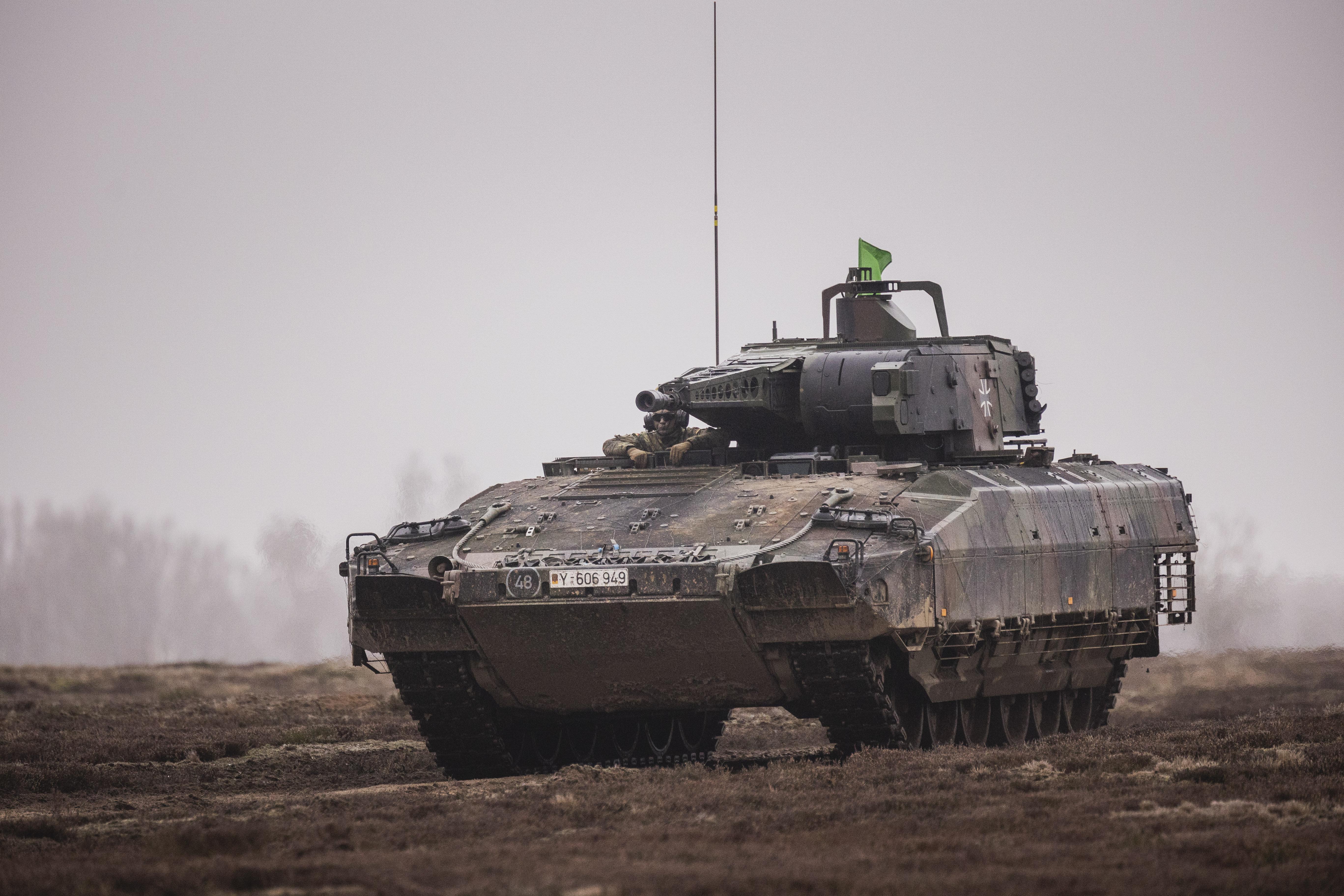 Schützenpanzer Puma beim Gefechtsschießen der 2. Kompanie des Panzergrenadierbataillons 122 auf dem Truppenübungsplatz in Altengrabow
