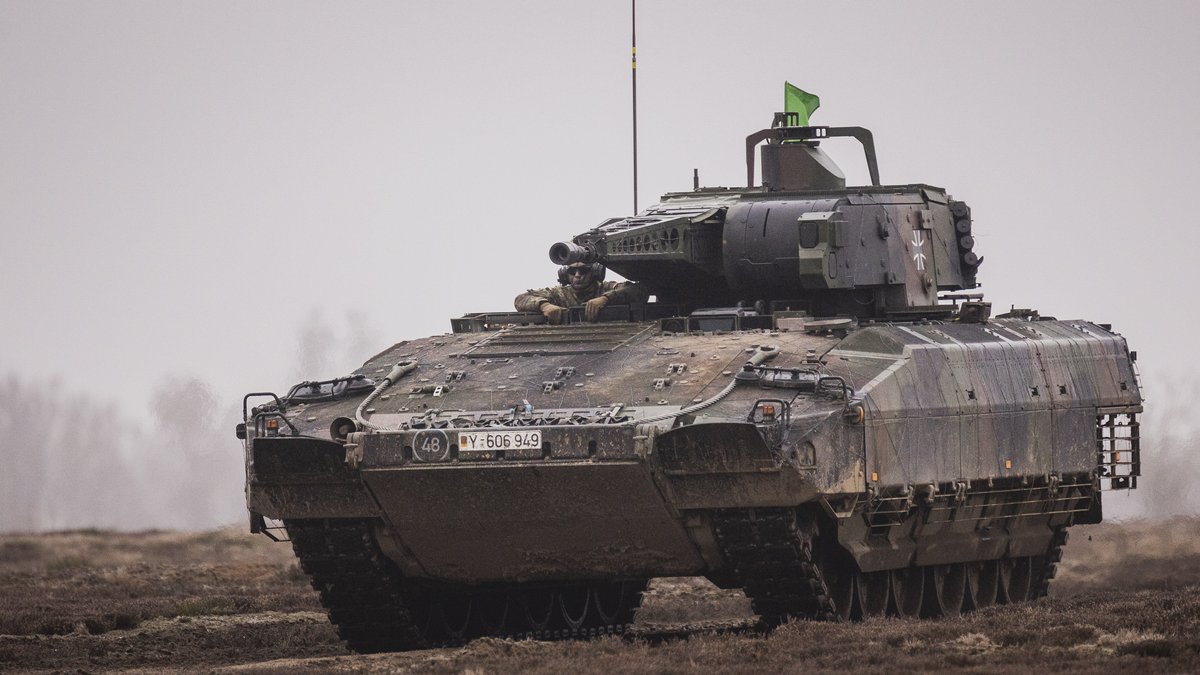 Schützenpanzer Puma beim Gefechtsschießen der 2. Kompanie des Panzergrenadierbataillons 122 auf dem Truppenübungsplatz in Altengrabow