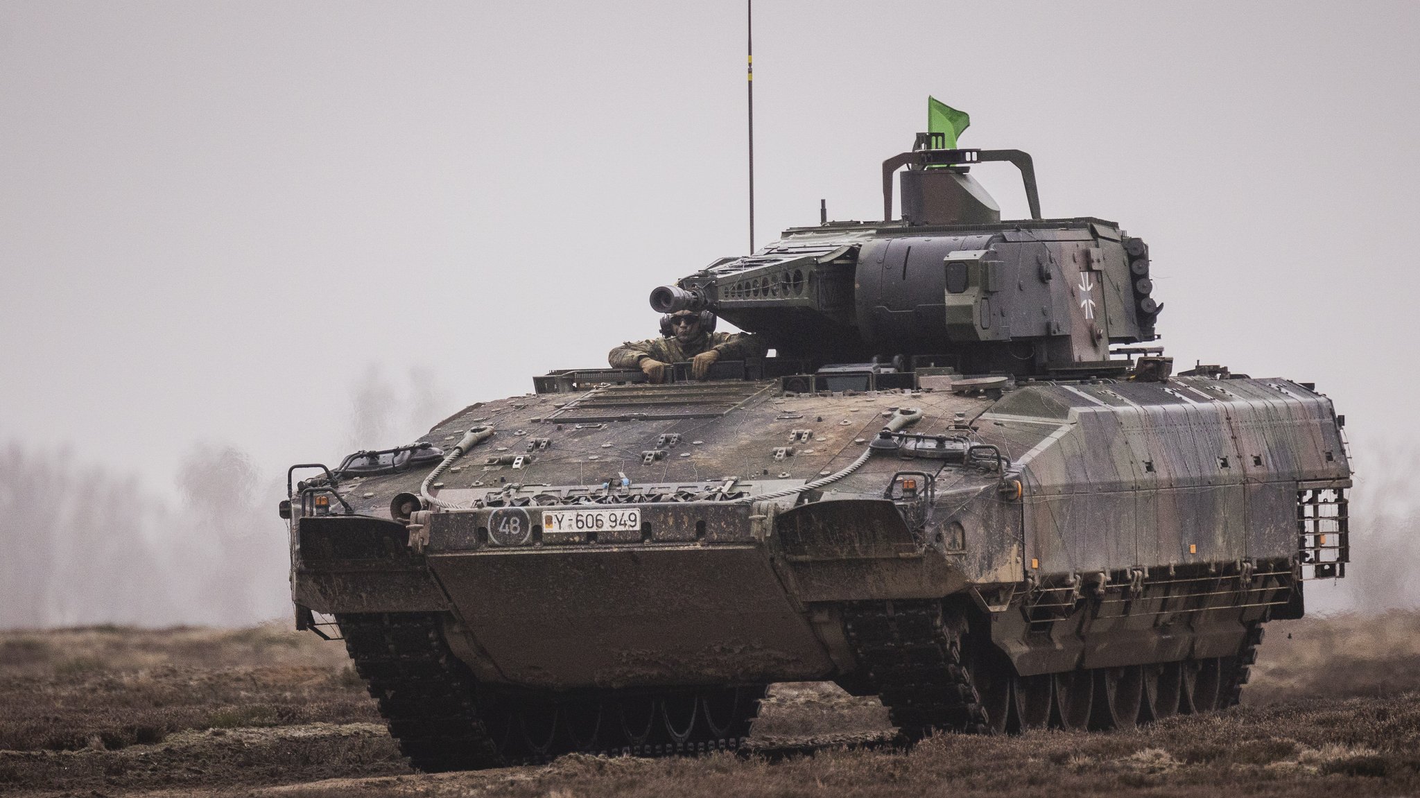 Schützenpanzer Puma beim Gefechtsschießen der 2. Kompanie des Panzergrenadierbataillons 122 auf dem Truppenübungsplatz in Altengrabow