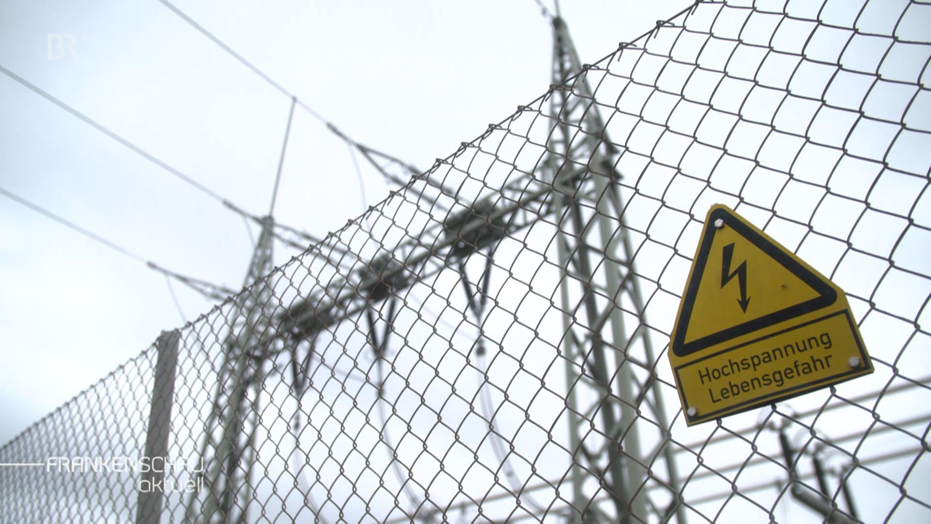 Strommasten in einem Energiepark.