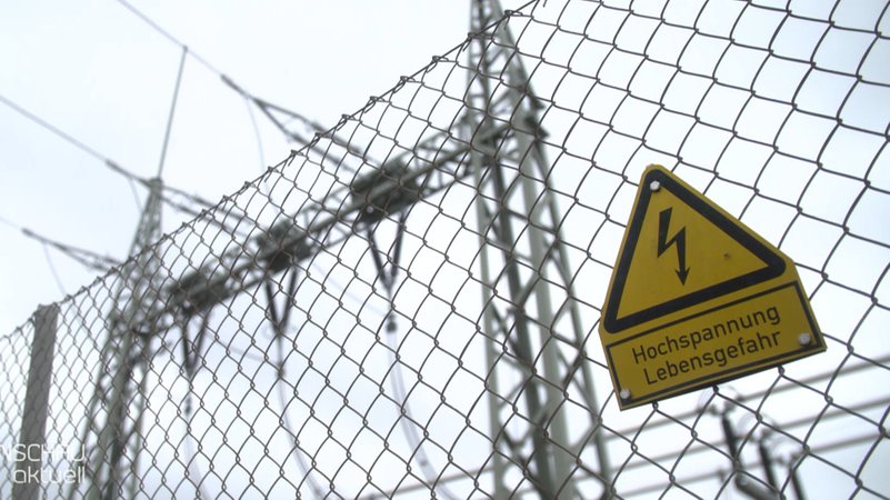 Strommasten in einem Energiepark. | Bild: BR Strommasten in einem Energiepark.