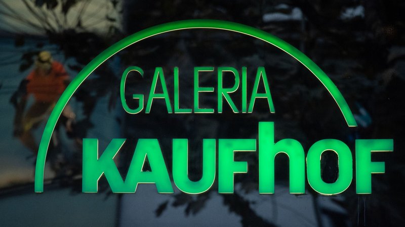 Das Logo der Warenhauskette Galeria Kaufhof ist an einer Filiale zu sehen (Archivbild).