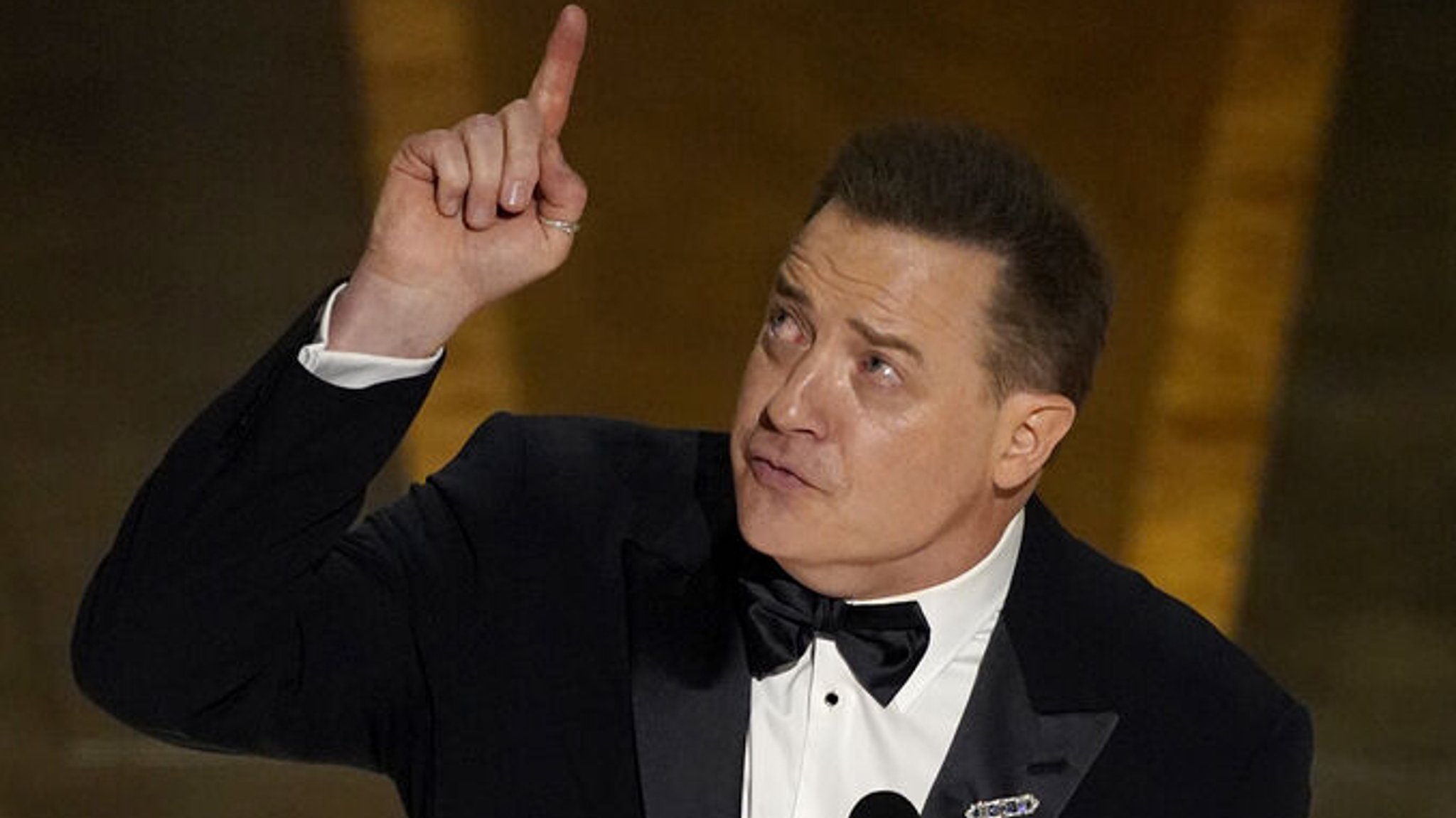 12.03.2023, USA, Los Angeles: Schauspieler Brendan Fraser nimmt bei der Oscar-Verleihung im Dolby Theatre in Los Angeles den Preis für die beste Leistung eines Hauptdarstellers für «The Whale» entgegen. Foto: Chris Pizzello/Invision/AP +++ dpa-Bildfunk +++