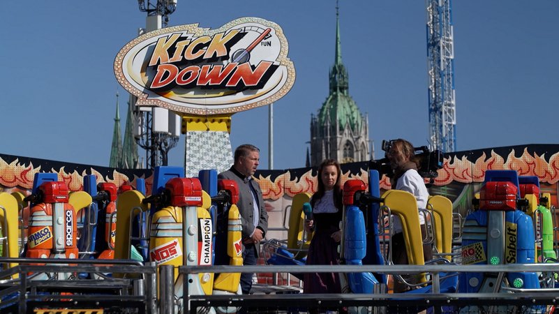 Mit dem traditionellen Wiesn-Rundgang stimmten sich am Donnerstag Vertreter der Stadt, Wirte und Schausteller auf das kommende Oktoberfest ein. | Bild: Bayerischer Rundfunk 2024 Mit dem traditionellen Wiesn-Rundgang stimmten sich am Donnerstag Vertreter der Stadt, Wirte und Schausteller auf das kommende Oktoberfest ein.