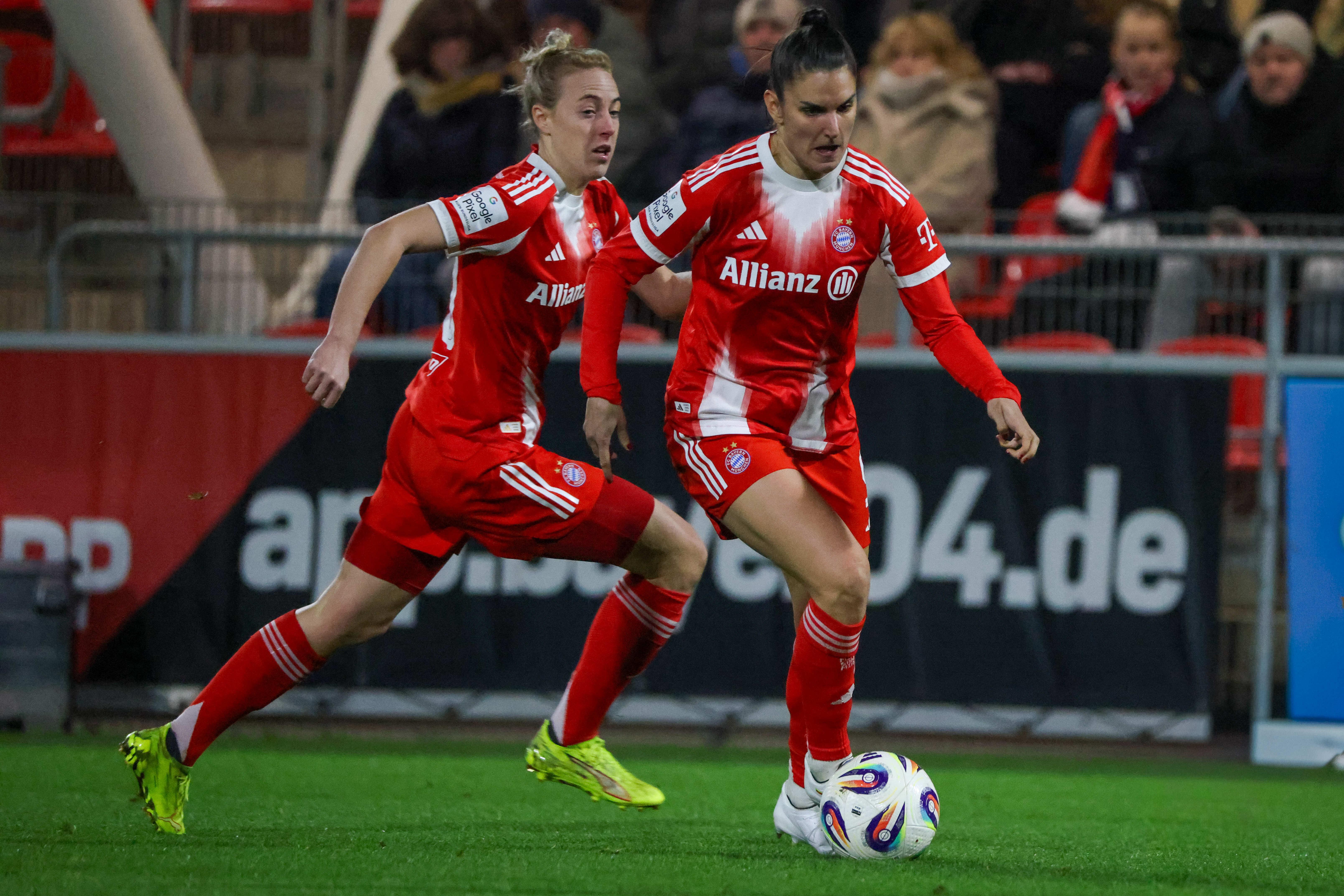 Bayer 04 Leverkusen vs. FC FC Bayern Munich - Carolin Simon (FCB) und Jovana Damnjanovic 